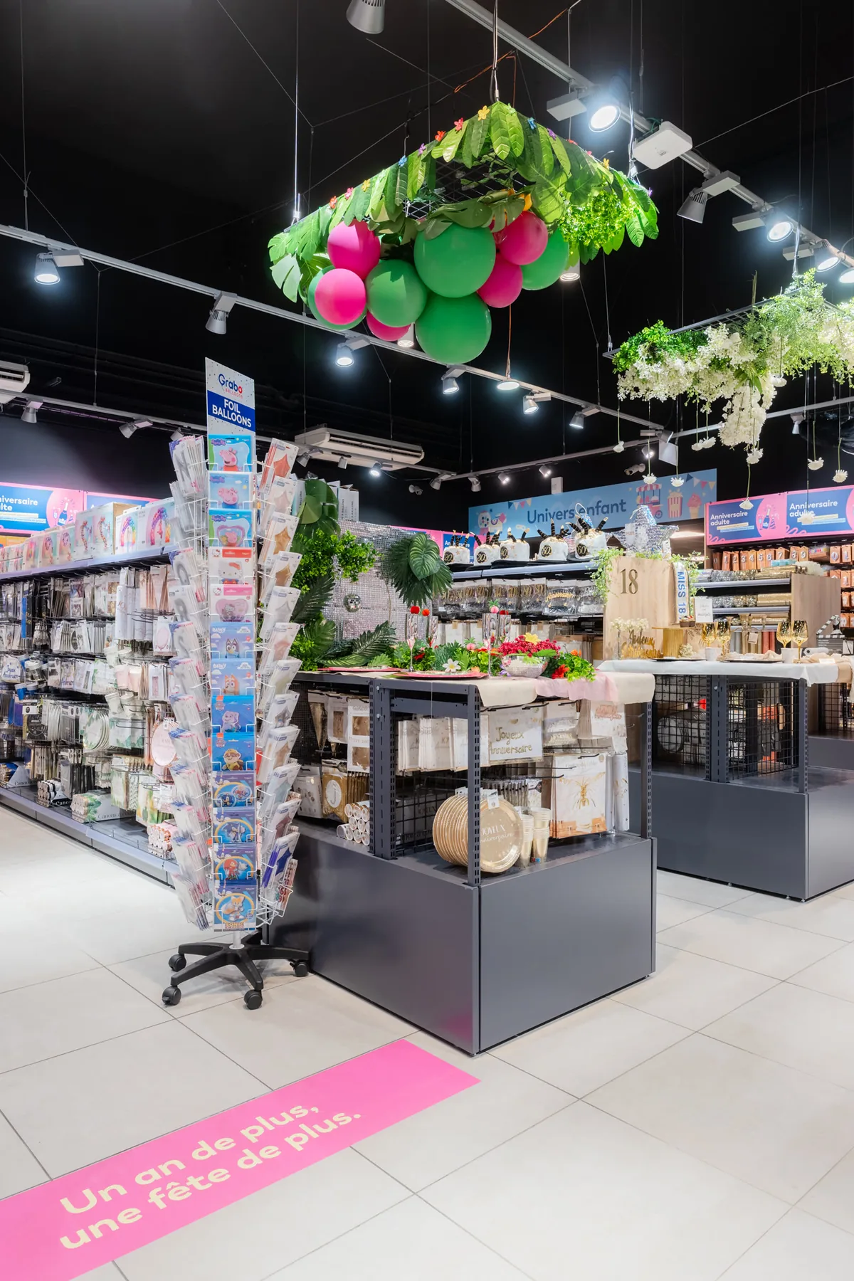Ballons colorés suspendus dans le magasin Ambiances & Fêtes