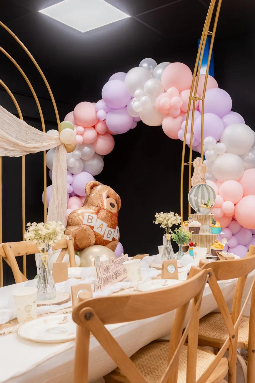 Décoration de réception avec arche de ballons et table dressée
